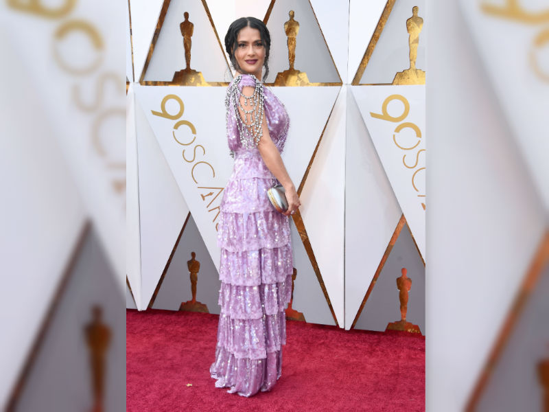 Salma Hayek usó un vestido lila con piedras brillantes para la 90 gala de los Premios Óscar 2018. (Foto Prensa Libre: AFP)