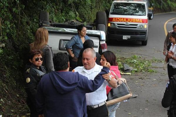 Socorrista atiende a uno de los lesionados en el accidente ocurrido en Panajachel, Sololá. (Foto Prensa Libre: Ángel Julajuj) <br _mce_bogus="1"/>