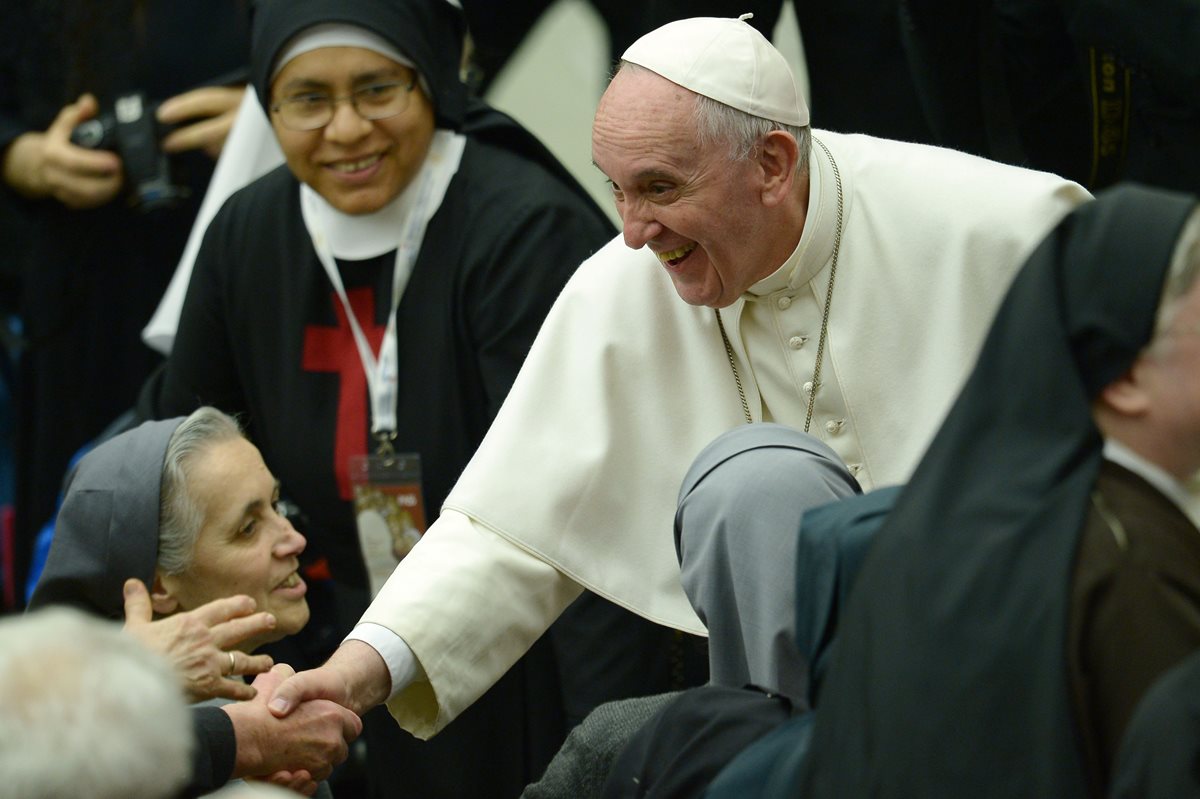 El papa Francisco saluda a religiosas en el Vaticano. (Foto Prensa Libre: AFP).