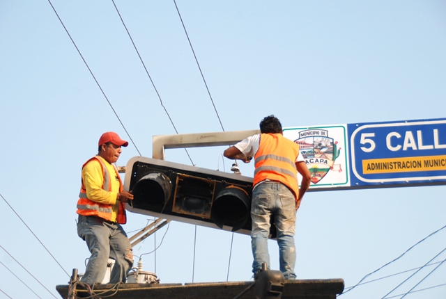 Casi una década que las señalizaciones no reciben mantenimiento en la cabecera de Zacapa. (Foto Prensa Libre: Víctor Gómez)