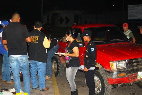Peritos del Ministerio Público recaban información en el lugar del ataque armado en Gualán, Zacapa. (Foto Prensa Libre: Julio Vargas)<strong></strong>