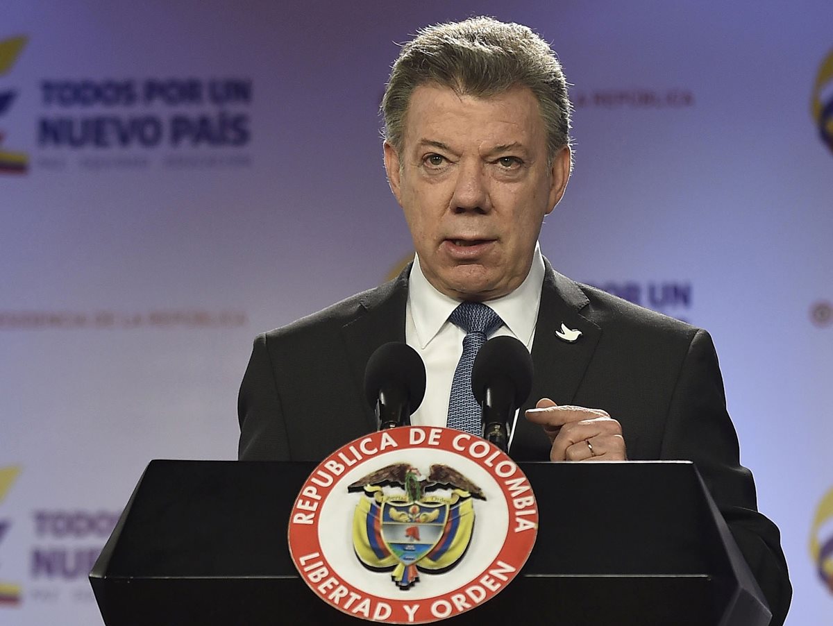 El presidente colombiano, Juan Manuel Santos, en la conferencia de prensa donde hizo el anuncio. (Foto Prensa Libre: AFP).