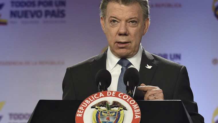 El presidente colombiano, Juan Manuel Santos, en la conferencia de prensa donde hizo el anuncio. (Foto Prensa Libre: AFP).
