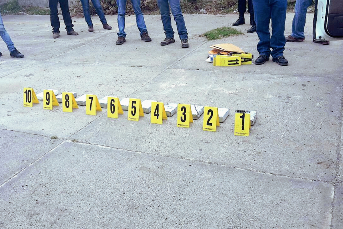 La PNC localizó varios paquetes de posible droga dentro de un picop, en Nahualá, Sololá. (Foto Prensa Libre:)
