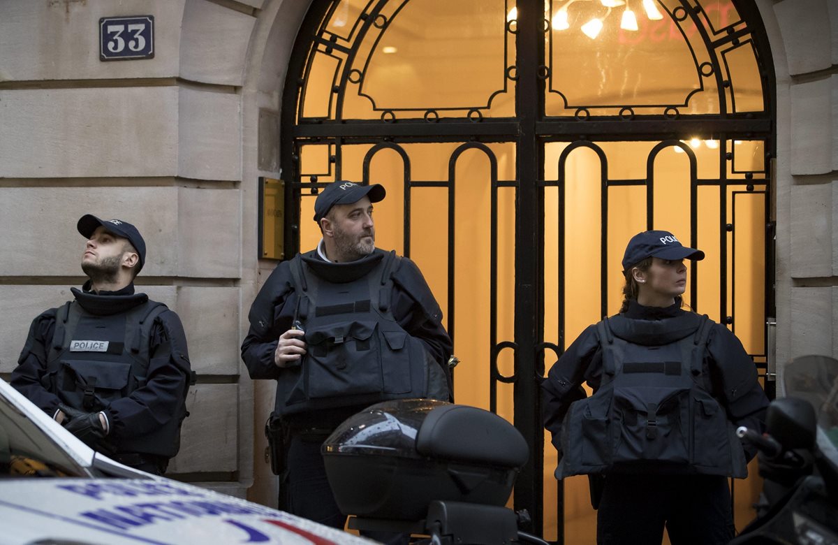 Agentes de policía montan guardia en un apartamento de la Rue Ponthieu. Francía pone en prácticas nuevos metodos de seguridad. (Foto Prensa Libre: EFE)
