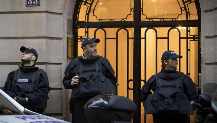 Agentes de policía montan guardia en un apartamento de la Rue Ponthieu. Francía pone en prácticas nuevos metodos de seguridad. (Foto Prensa Libre: EFE)