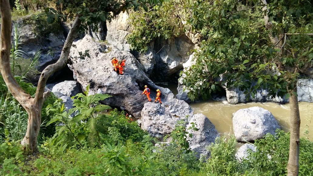 Socorristas realizan tareas de búsqueda en el Río Selegua. (Foto Prensa Libre: Mike Castillo)