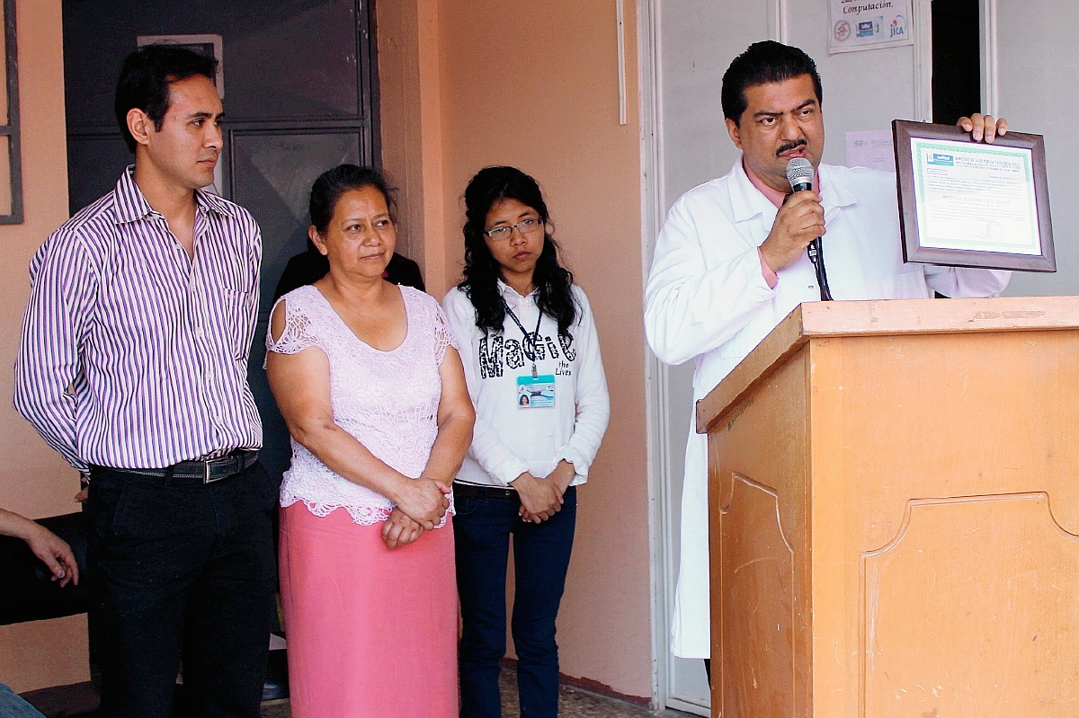 Autoridades de  Salud entregan certificado a representantes del Hospital Regional de Quiché, por manejo de desechos hospitalarios. (Foto Prensa Libre: Óscar Figueroa)
