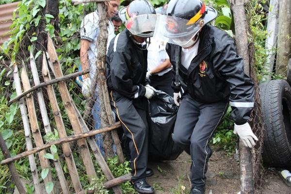 Socorristas trasladan el cadáver de la segunda víctima que murió víctima de los sismos de este sábado, en Cuilapa, Santa Rosa. (Foto Prensa Libre: Oswaldo Cardona)<br _mce_bogus="1"/>