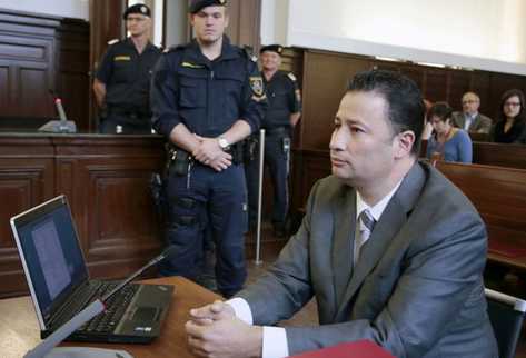 Javier Figueroa en la primera sesión de su juicio en el Tribunal Regional de Ried im Innkreis. (Foto Prensa Libre: EFE)