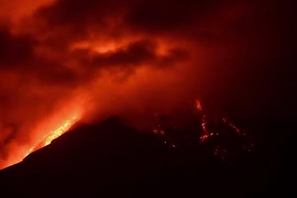 El fotografo Ricky López filmó la erupción del Volcán de Fuego. (Foto Prensa Libre: Ricky López)