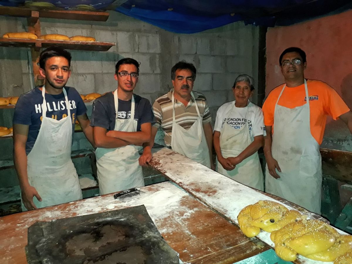 La familia Tobar De León elabora el pan de yemas en Salcajá, desde hace 50 años. (Foto Prensa Libre: Cortesía Esaú Mazariegos)