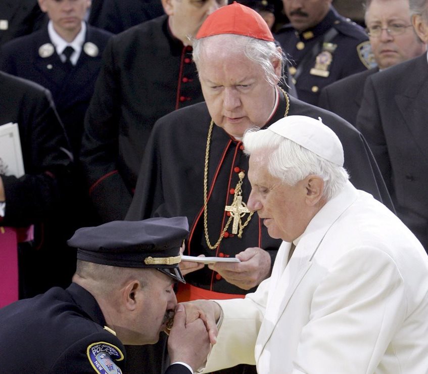 El papa Benedicto XVI saluda a un agente de policía durante la visita que realizó a la "zona cero" del World Trade Center de Nueva York, Estados Unidos.  (Foto Prensa Libre: EFE)
