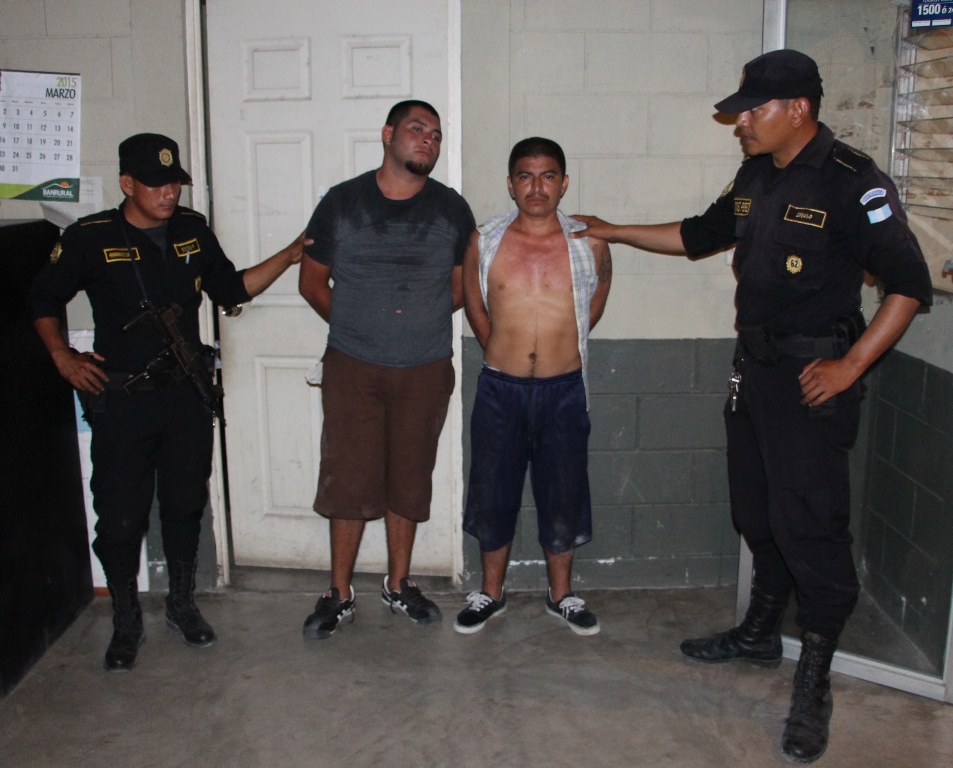 Agentes de la PNC custodian a los dos detenidos, en la subestación de Santa Elena, Flores, Petén. (Foto Prensa Libre: Rigoberto Escobar)