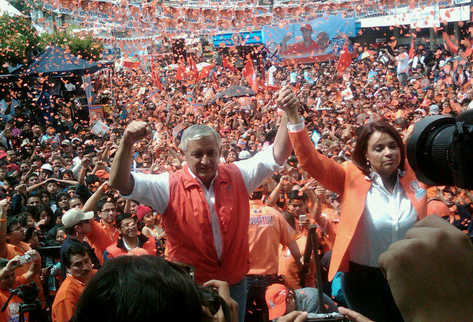 Otto Pérez y Roxana Baldetti saludan en señal de victoria en Mixco. (Foto Prensa Libre: Óscar Ismatul)