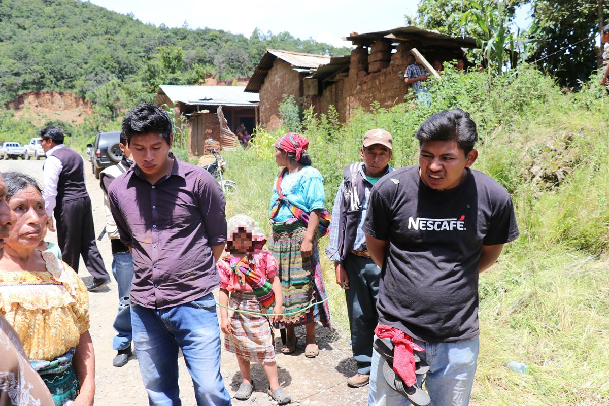 Los dos detenidos en Chuitzalic, San Pedro Jocopilas, Quiché, fueron amarrados de las manos antes de ser entregados a la Policía. (Foto Prensa Libre: Héctor Cordero)
