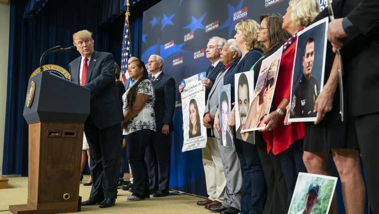 Donald Trump (i), pronuncia un discurso sobre inmigración en Washington, DC, EE. UU. (Foto Prensa Libre:EFE).