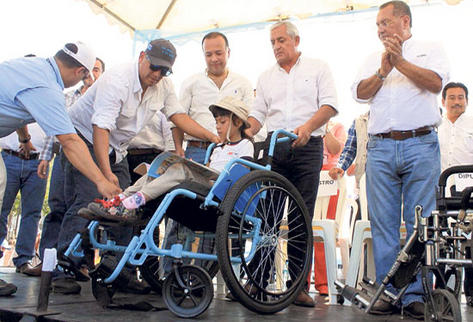 El Presidente repartió bolsas seguras, bonos y sillas de ruedas en Escuintla.