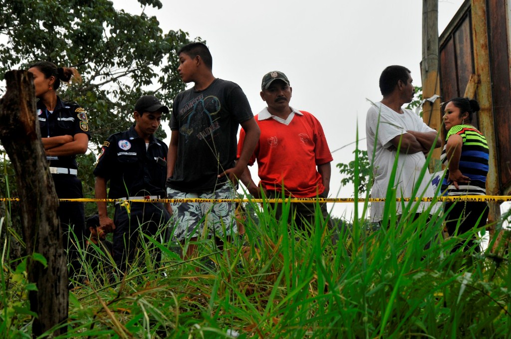 Curiosos permanecen en el lugar donde fue localizado el cadáver de Jorge Mario Méndez. (Foto Prensa Libre: Rigoberto Escobar)