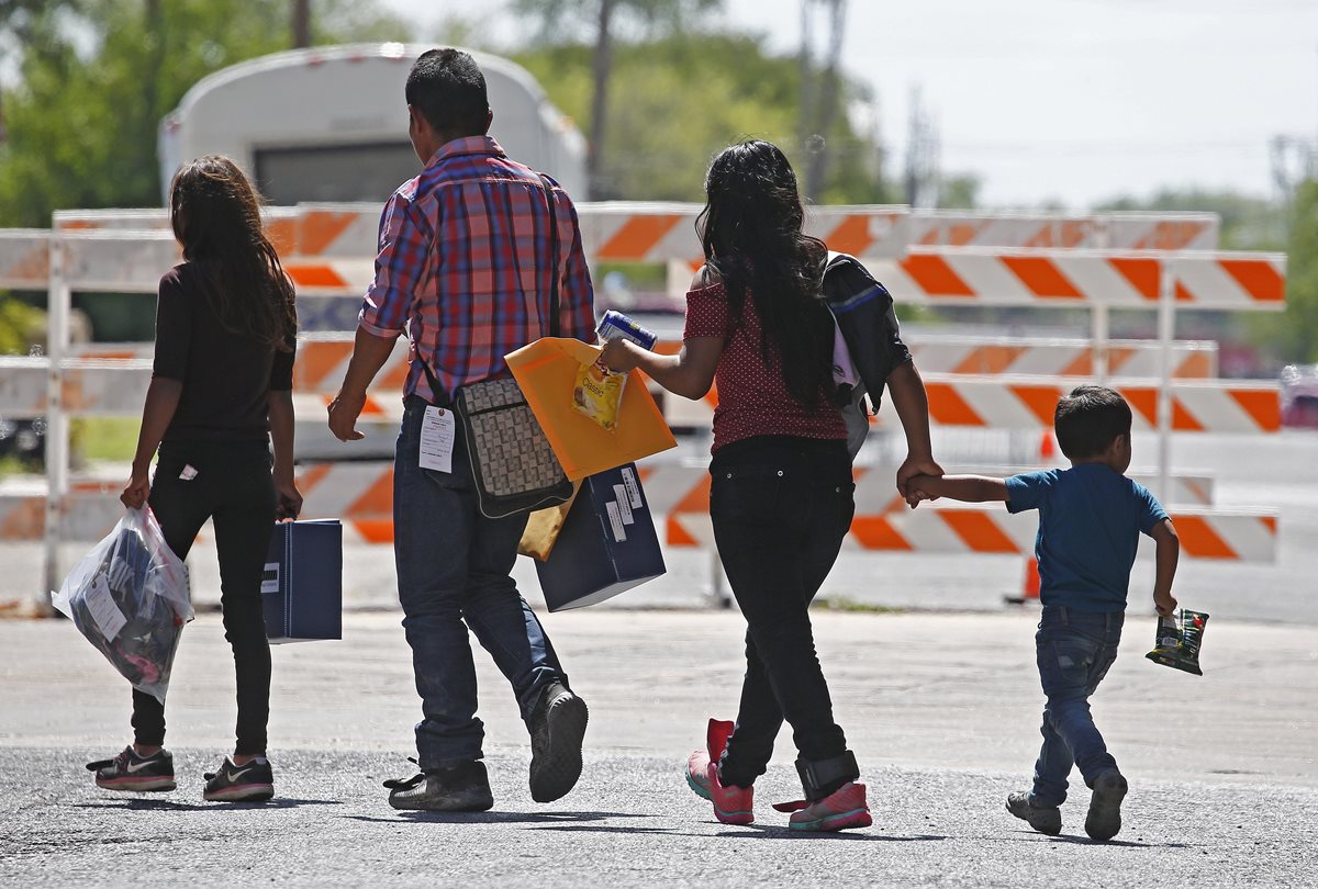 Una familia detenida en McAllen, Texas, es trasladada hacia un albergue. (Foto Prensa Libre: EFE)