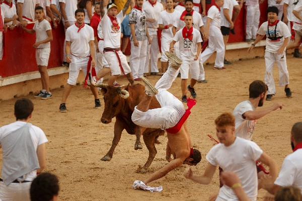 Un participante es lanzado por los aires por un toro durante el primer encierro. (Foto Prensa Libre: AP)