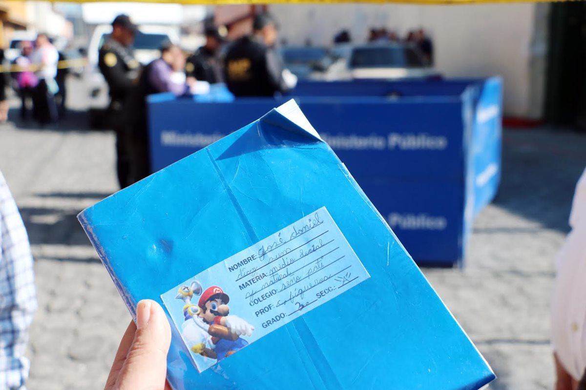 El cuaderno del pequeño José Daniel Díaz quedó en el lugar donde fue arrollado, en Xela, por un vehículo cuyo piloto huyó. (Foto Prensa Libre: Carlos Ventura)