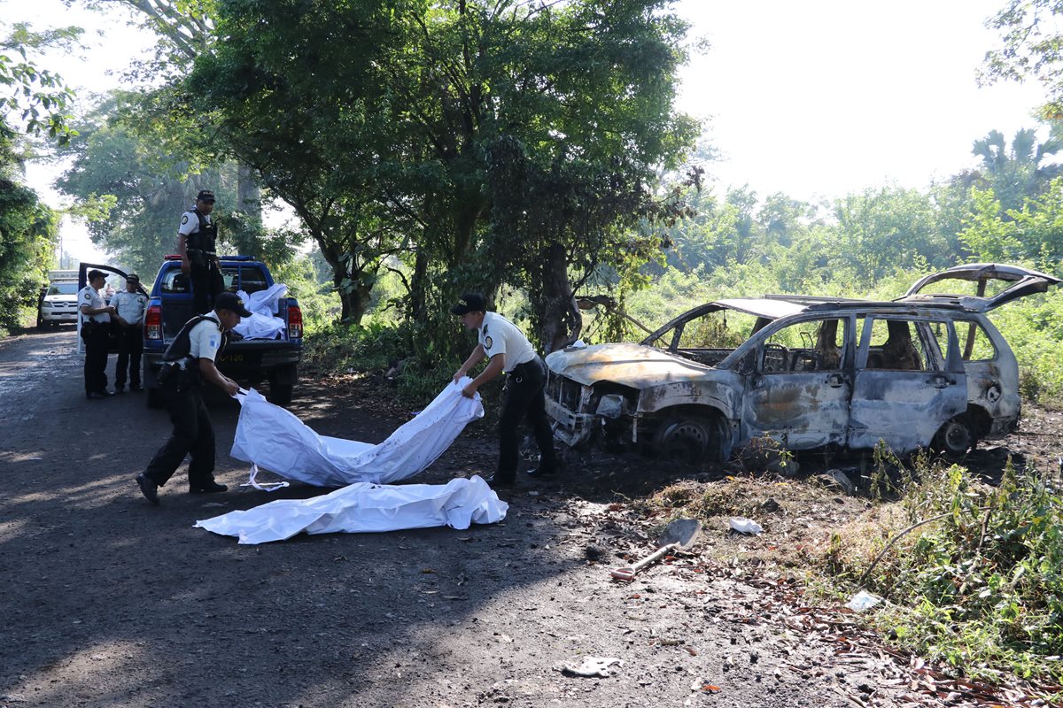 Los cuerpos de cuatro personas fueron halladas en un vehículo en Puerto San José, Escuintla. (Foto Prensa Libre: Carlos E. Paredes)