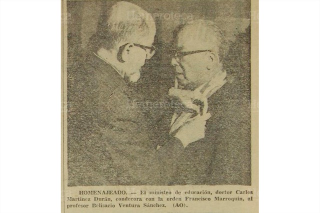 El destacado humanista Carlos Martínez Durán, ministro de Educación en 1970, coloca el botón de la Orden Francisco Marroquín a un docente. (Foto: Hemeroteca PL)