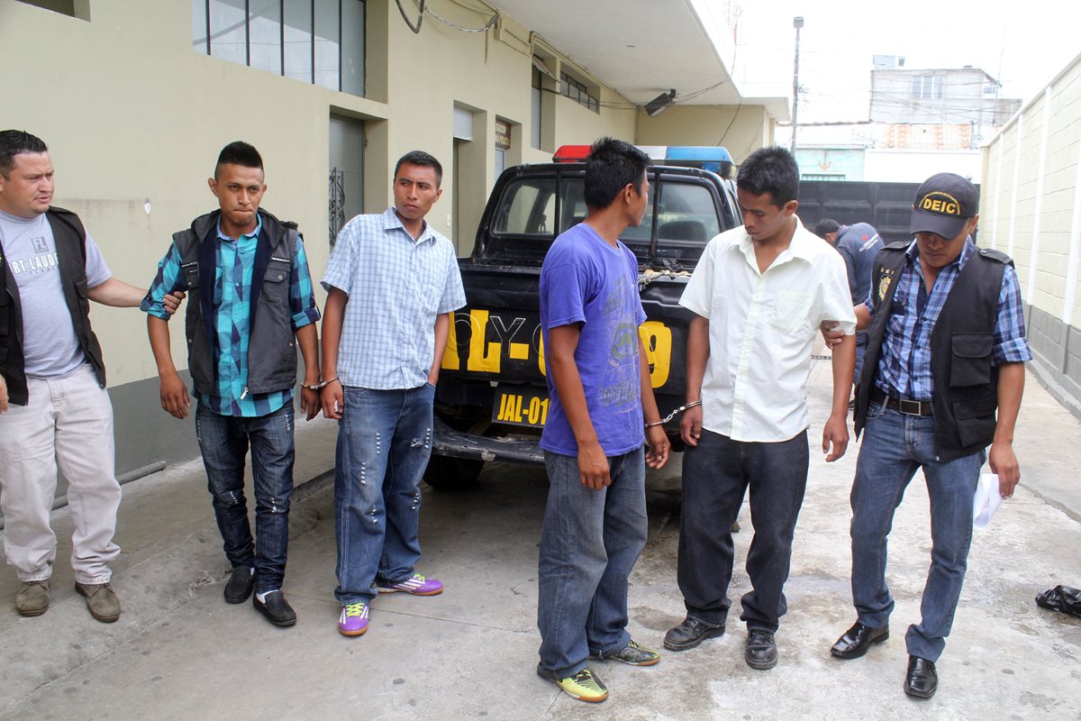 Los cuatro sujetos son llevados a la Comisaría 22 de la PNC en Jalapa. (Foto Prensa Libre: Hugo Oliva)