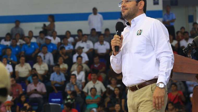 El presidente Jimmy Morales durante su discurso en las instalaciones de la CDAG en Mazatenango, Suchitepéquez. (Foto Prensa Libre: Agencia Guatemalteca de Noticias).