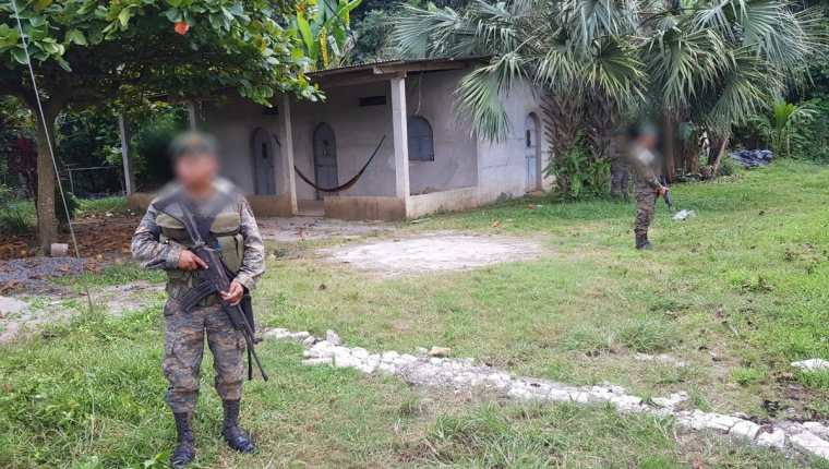 Los soldados mantienen rodeada la vivienda en Ayutla, San Marcos, desde el lunes por la tarde. (Foto Prensa Libre: Cortesía)