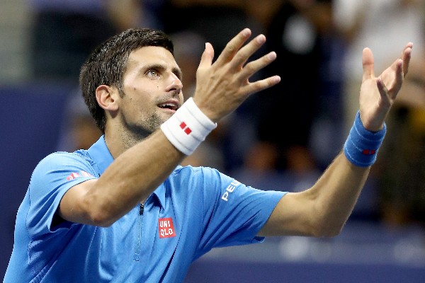 Novak Djokovic avanza sin jugar por lesión de su rival en el US Open. (Foto Prensa Libre: AFP)