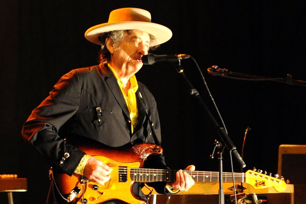 Bob Dylan tuvo claro que quería ser artista y a los 20 años agarró su guitarra y se dedicó en cuerpo y alma a escribir e interpretar canciones. (Foto Prensa Libre: AFP)