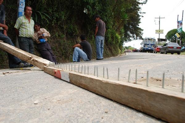 Vecinos de aldea San Lorenzo durante el bloqueo que mantienen en la ruta hacia Huehuetenango. (Foto Prensa Libre: Mike Castillo)<br _mce_bogus="1"/>