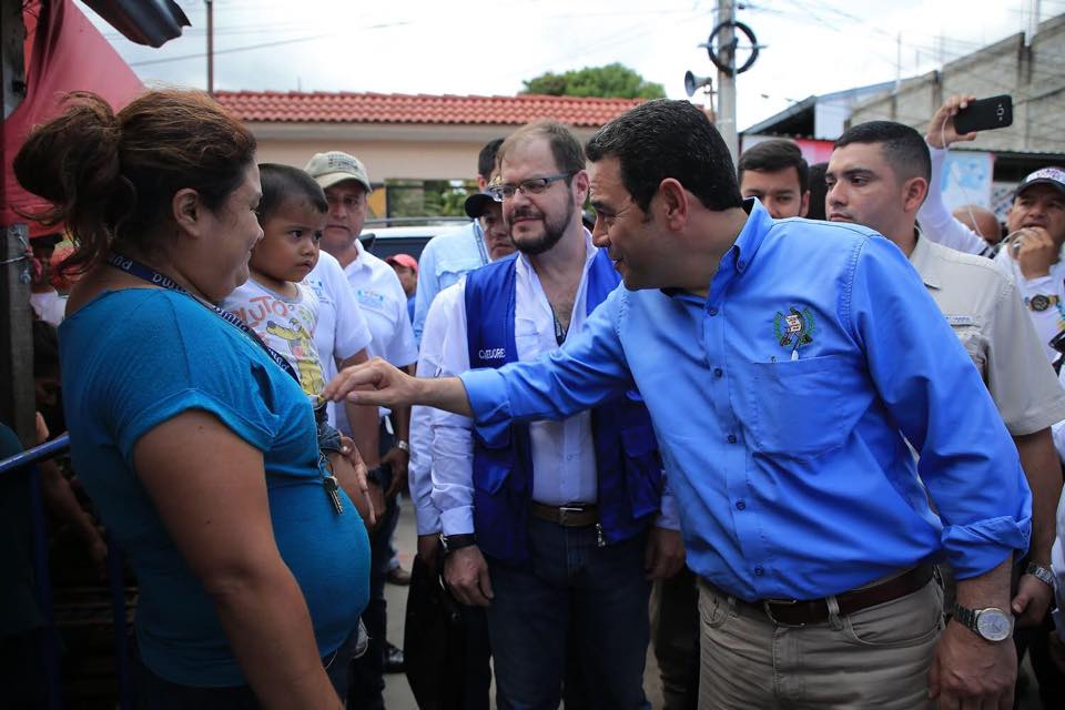 Jimmy Morales saluda a chiquimultecos durante una gira por ese departamento. (Foto: Presidencia)