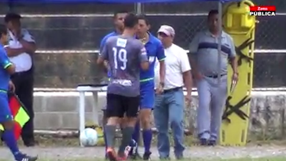 El árbitro Misael Castro está en el ojo del huracán, luego de haber agregido a Armando Florián, de Carchá, durante el partido de la primera jornada del Apertura 2017 de la Primera División. (Foto Prensa Libre: cortesía Zona Pública)