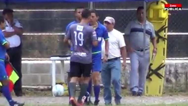El árbitro Misael Castro está en el ojo del huracán, luego de haber agregido a Armando Florián, de Carchá, durante el partido de la primera jornada del Apertura 2017 de la Primera División (Foto Prensa Libre: cortesía Zona Pública)