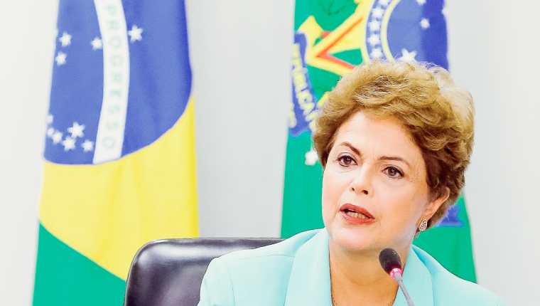 La presidenta Dilma Rousseff durante una reunión con representantes de los sindicatos en Brasilia. (Foto Prensa Libre:AFP).