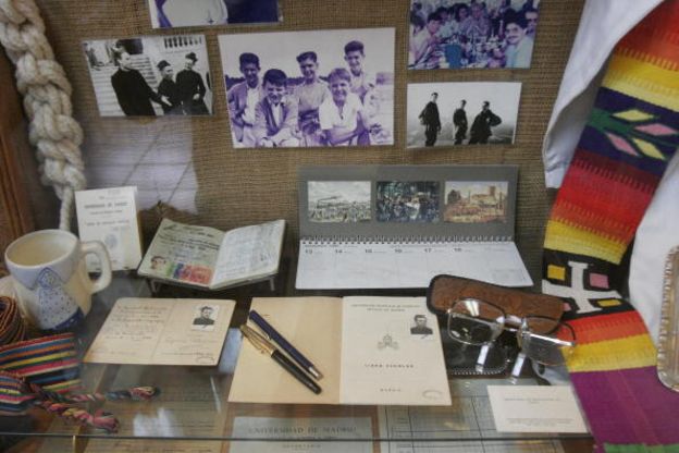 Algunas de las pertenencias del sacerdote Ignacio Ellacuría exhibidos en la Universidad Centroamericana de El Salvador. GETTY IMAGES