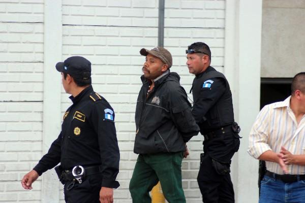 Agentes  capturan a uno  de los sindicados.