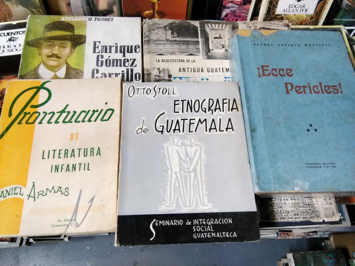 Los libros antiguos son unos de los más buscados en la Filgua. (Foto Prensa Libre: Ángel Elías)