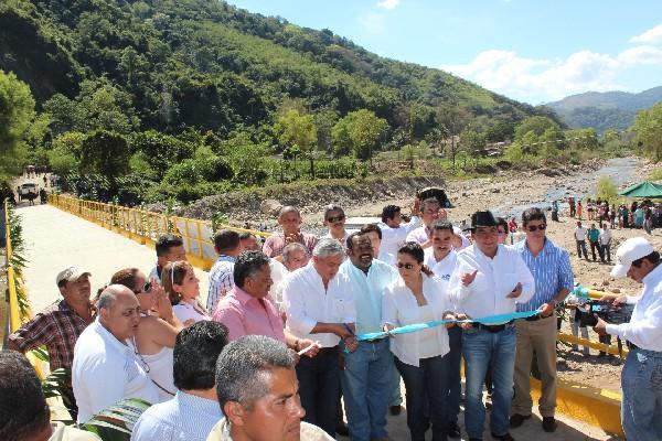 El mandatario Otto Pérez,  junto a alcaldes y líderes comunales,  inaugura  puente.