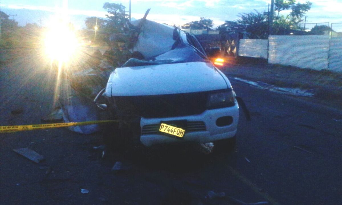 Agentes de la PNC acordonan vehículo que chocó contra un camión en Pajapita, San Marcos. (Foto Prensa Libre: Alexánder Coyoy)