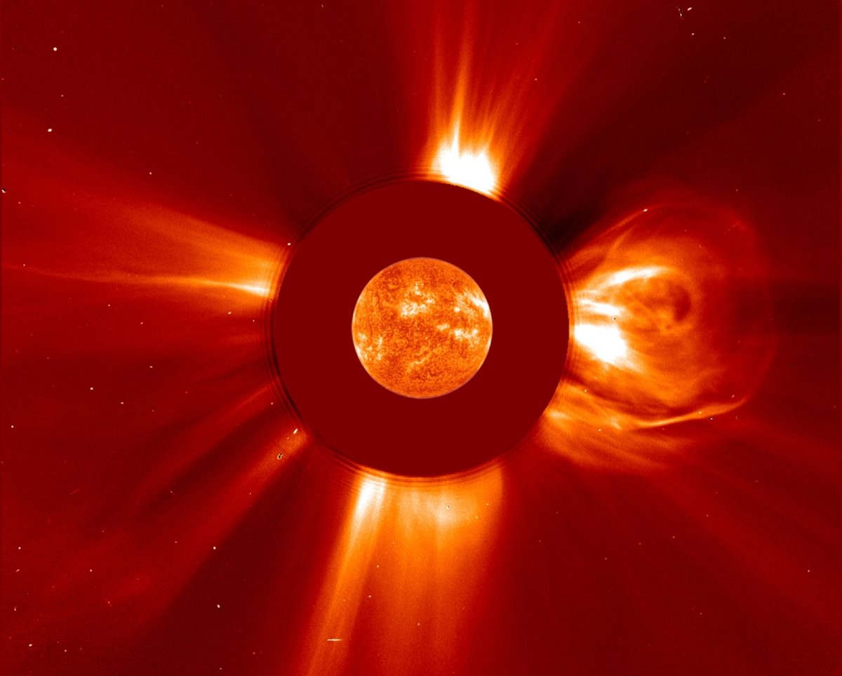 Esta eyección de masa coronal del Sol (a la derecha) es la mayor registrada de la historia.(NASA).