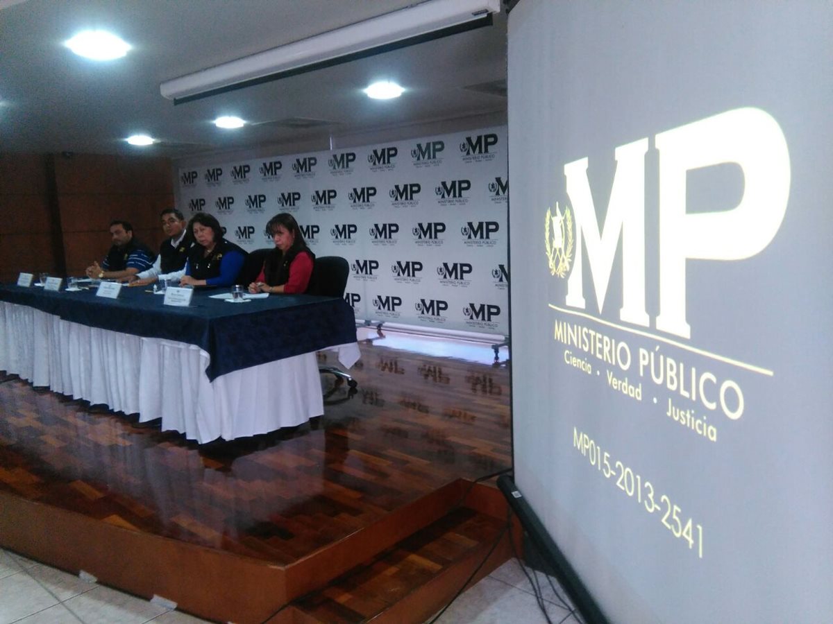 Secretaria General del MP, Mayra Veliz, y fiscales, en conferencia de prensa se desvinculan de acusaciones del diputado Armando Melgar Padilla. (Foto Prensa Libre: Estuardo Paredes)