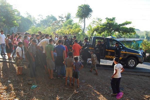 Vecinos impiden el paso entre Pajapita y El Tumbador para denunciar que exalcalde se adueñó de terreno de escuela. (Foto Prensa Libre: Alexander Coyoy) <br _mce_bogus="1"/>