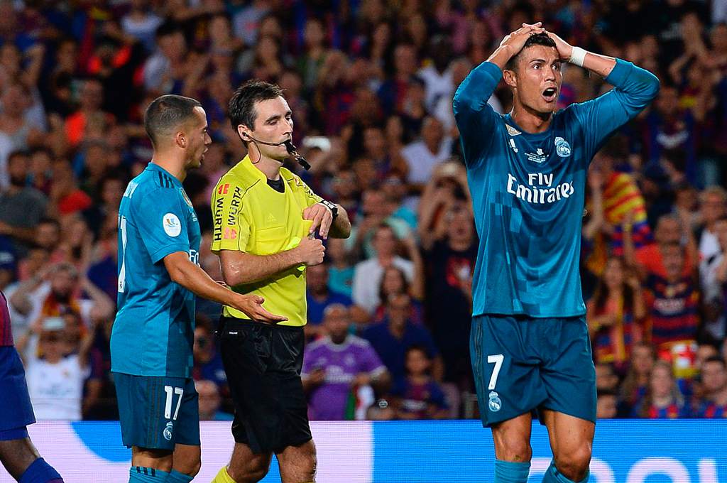 Cristiano Ronaldo recibió cinco partidos de suspensión luego de ser expulsado en la ida del juego por la Supercopa contra el Barcelona. (Foto Prensa Libre: AFP)