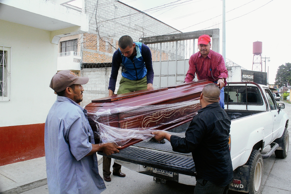 Familiares de  la   fémina muerta a balazos en Mataquescuintla, Jalapa, retiran el cadáver de la morgue local. (Foto Prensa Libre: Hugo Oliva)
