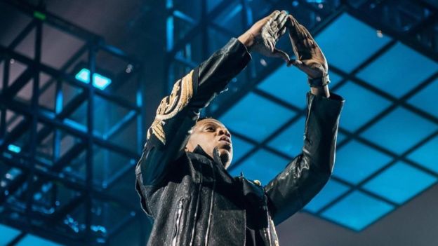 Jay Z es una de las celebridad que ha hecho la figura del triángulo con las manos, que supuestamente constituye el símbolo de los illuminati, en conciertos. ALAMY
