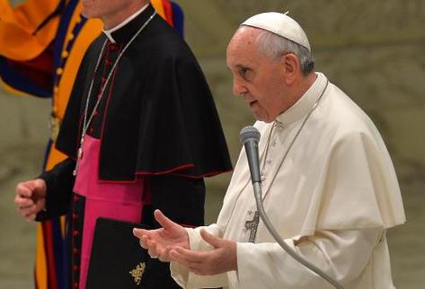 El papa Francisco habla durante una reunión en el salón Paul VI en el Vaticano. (Foto Prensa Libre: AFP).